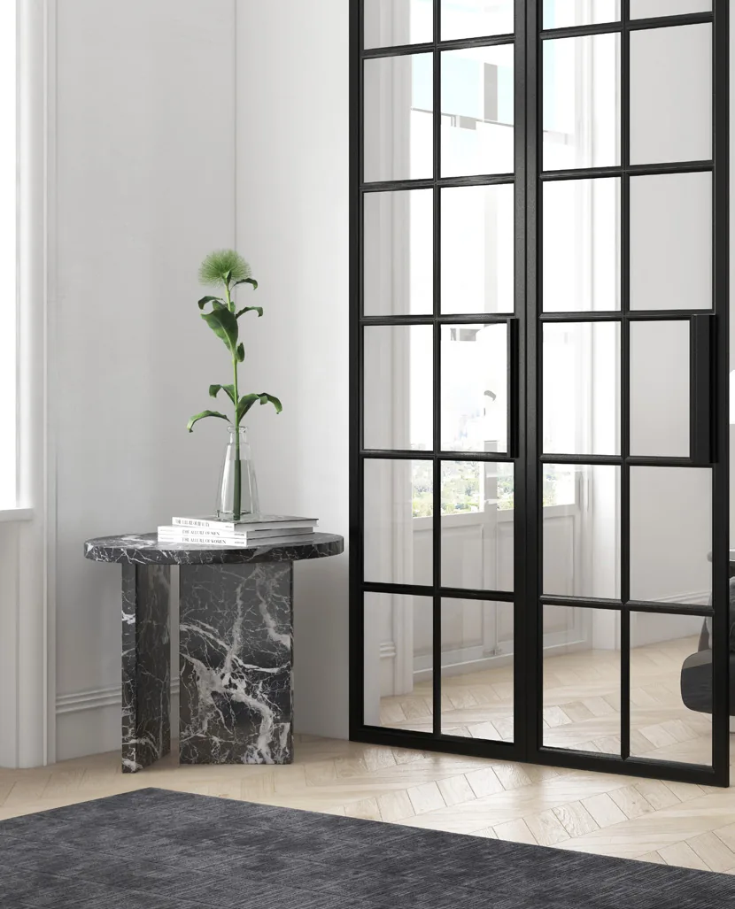 Porte d'atelier vitrée en acier noir dans un séjour