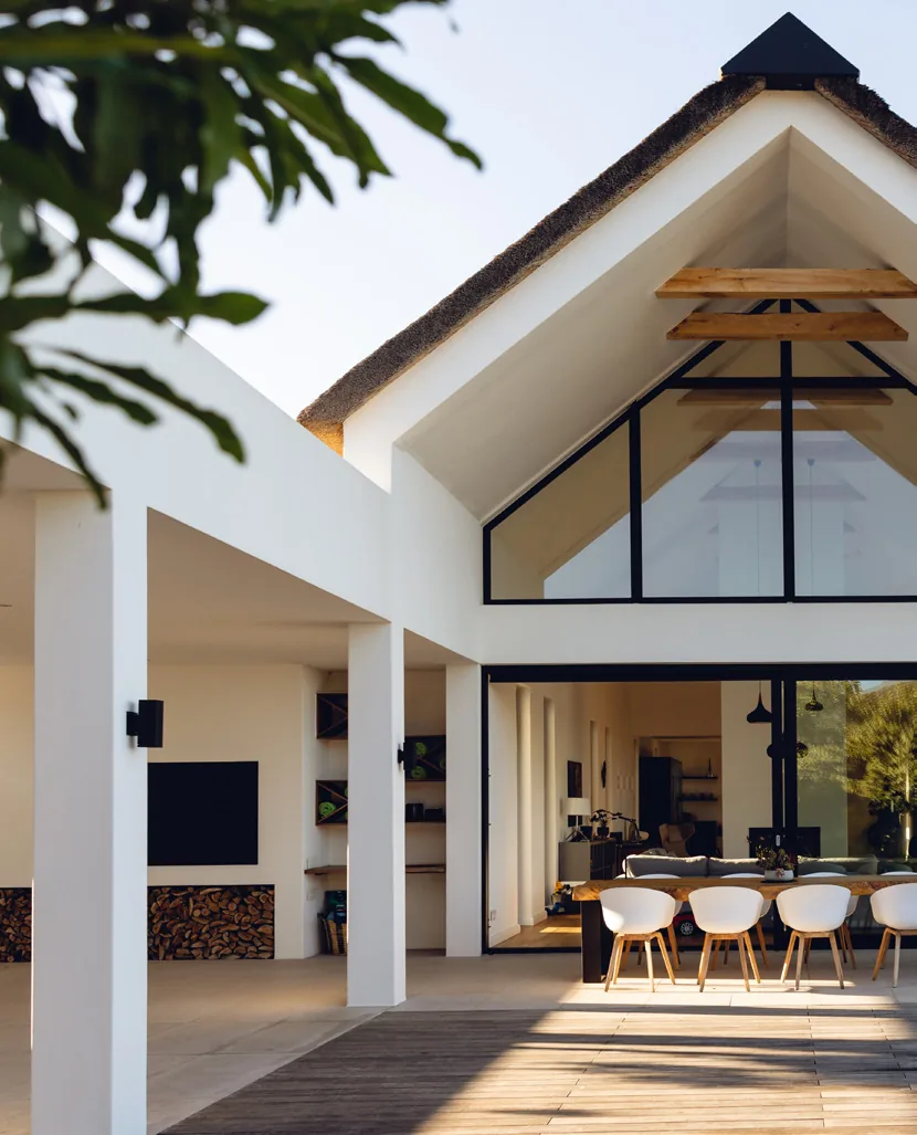 Maison contemporaine avec pignon entièrement vitré en acier