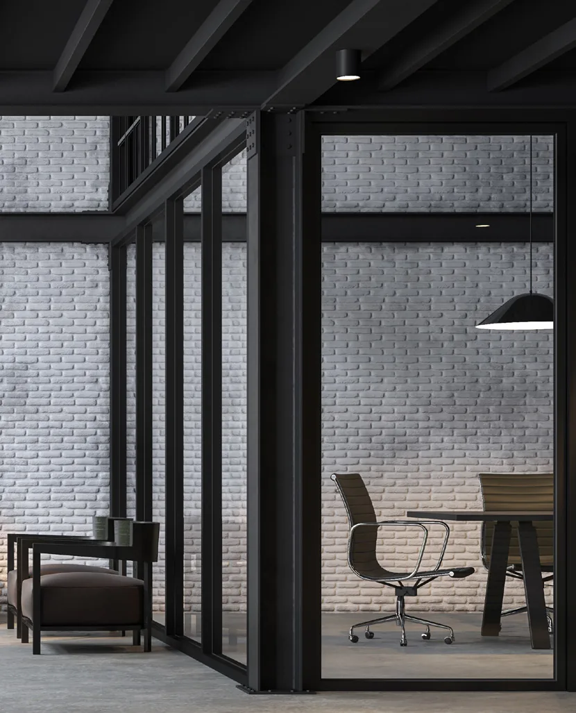Cloison vitrée en acier noir dans un open space