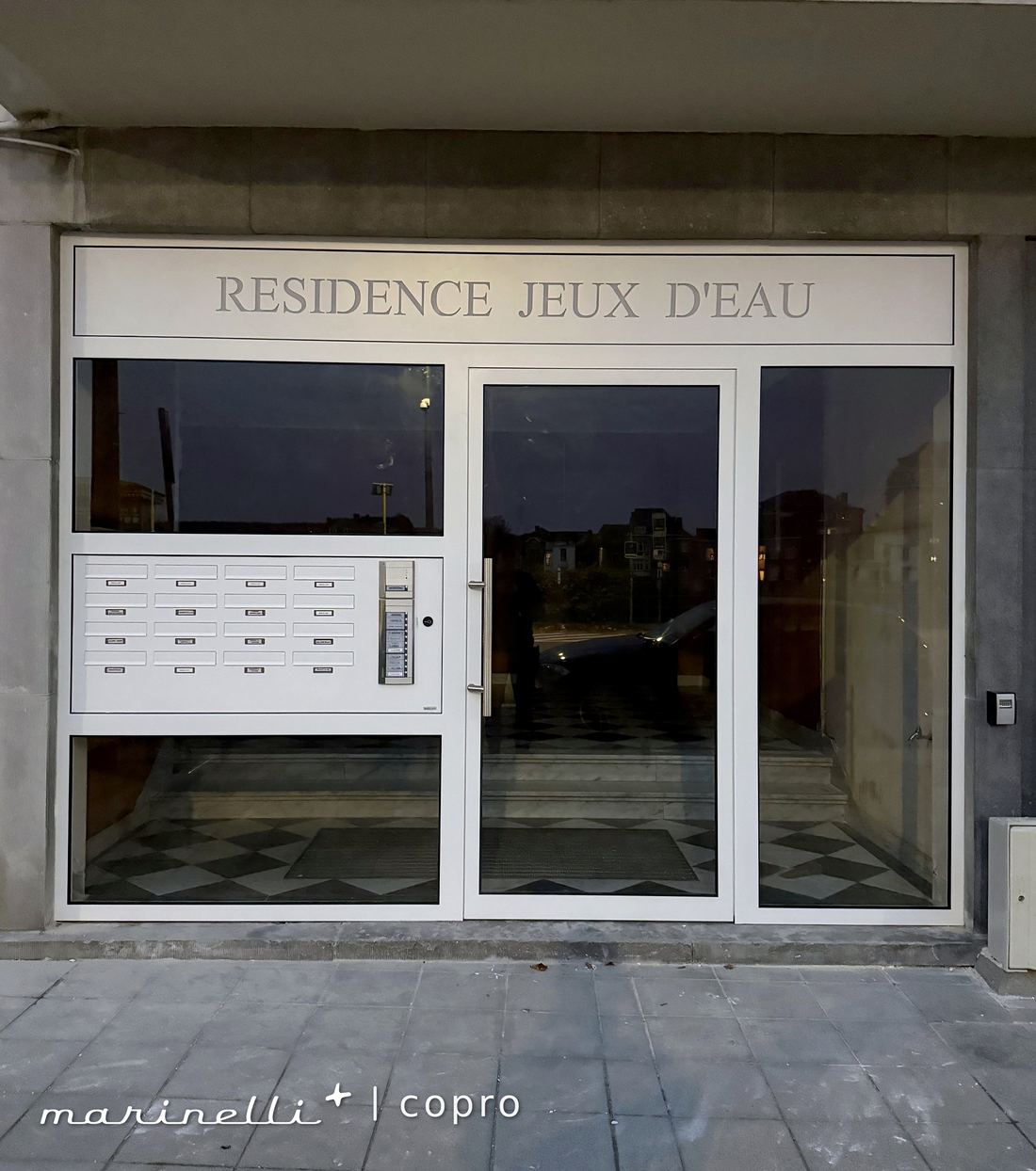 Ensemble d'entrée en acier blanc avec boîtes aux lettres intégrées — Résidence Jeux d'Eau, Namur