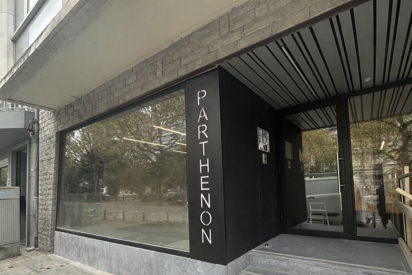 Ensemble d'entrée en acier avec découpe laser — Résidence Parthénon, Liège