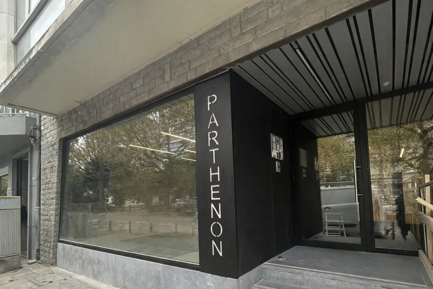 Ensemble d'entrée en acier avec découpe laser — Résidence Parthénon, Liège